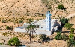 La moschea del villaggio di Ksar Hallouf, Governatorato di Medenine, Tunisia, vista dall'alto.
