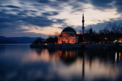 La moschea Golyazi fotografata di notte a Bursa, Turchia.



