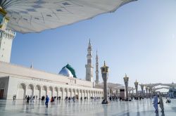 La moschea Nabawi a Medina, Arabia Saudita. La moschea del Profeta è la seconda più sacra per l'Islam. Sorge nel luogo in cui Maometto fece edificare un locale destinato alla ...