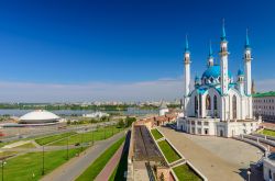 La Moschea Qol sharif, il fiume Kazanka e l'edificio del circo di Kazan' in Russia - © RAndrei / Shutterstock.com