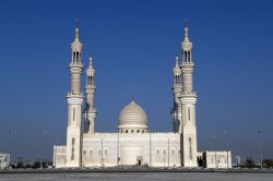 La bianca moschea Sheikh Zayed a Ras Al Khaimah ...