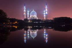 La moschea Sultan Salahuddin Abdul Aziz Shah nello stato di Selangor, Malesia, con i riflessi sul lago durante l'alba. Nota come "Moschea Blu" dal colore della cupola, questa struttura ...