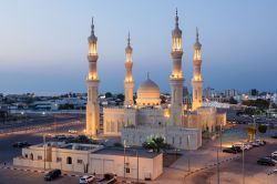 La moschea Zayed illuminata al calar del sole, Ras al-Khaimah (Emirati Arabi Uniti) - © 250649176 / Shutterstock.com