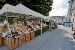 La Mostra dell'Artigianato a Feltre: bancarelle nel centro della cittadina del Veneto - © www.mostraartigianatofeltre.it/