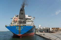 La motonave Delia al porto di Sfax, Tunisia, mentre scarica il grano - © tishomir / Shutterstock.com