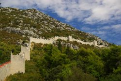La muraglia difensiva di Ston, città della Croazia. Queste mura si fondono perfettamente con l'ambiente naturale circostante.
