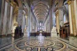 La navata della cattedrale di San Giovanni a Besancon, Francia - © Denis Costille / Shutterstock.com