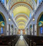 La navata della cattedrale di Santa Cecilia a Omaha, Nebraska, USA, con fedeli in preghiera - © Nagel Photography / Shutterstock.com