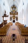 La navata della cattedrale gotica di San Canuto con l'antico organo, Odense, Danimarca.  Questo luogo sacro è considerato tesoro nazionale danese - © Gimas / Shutterstock.com ...