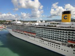 La nave Costa Mediterranea di Costa Crociere nel porto of St. John's, Antigua e Barbuda. La città si estende su una baia dalle acque profonde che permette l'ormeggio anche a navi ...