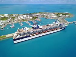 La nave da crociera Celebrity Summit al Royal Naval Dockyard, Bermuda. Costruita nel 2001 dal cantiere navale di St. Nazaire, in Francia, questa lussosa nave da crociera percorre il mare caraibico ...