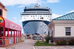 La nave da crociera Celebrity Summit ormeggiata a Besseterre al porto di St. Kitts, Indie Occidentali. In primo piano una casa e un ristorante  - © Andres Virviescas / Shutterstock.com ...