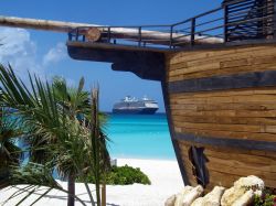 La nave da crociera Zuiderdam a Little San Salvador Island, Bahamas. Appartiene alla compagnia Holland America Line ed è la prima di una serie di navi da crociera che indicano un punto ...