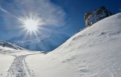 La neve sulle piste del Monte Cimone vicino a Sestola, Emilia Romagna. Questo monte svetta sino a 2150 metri di altezza sul livello del mare e ospita la più grande stazione sciistica ...