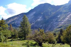 La nicchia di distacco della Frana del Vajont sul monte Toc, con la sua forma a M