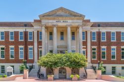 La Nott Hall al campus dell'Università dell'Alabama, USA. L'edificio è stato dedicato al medico e scenziato Josiah C. Nott nel 1922 - © Ken Wolter / Shutterstock.com ...