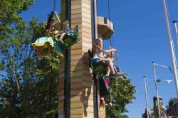 La nuova attrazione di Geronimo a Mirabilandia, Emilia Romagna, Italia. E' adatta a tutte le famiglie grazie alle due torri che emulano due totem in pieno stile indiano. A bordo di particolari ...