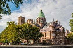 La nuova cattedrale di San Bavone a Haarlem, Olanda. Questo grande edificio eclettico eretto dai cattolici fra il 1895 e il 1930 reinterpreta gli stilemi dell'architettura romanica e gotica ...