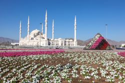 La nuova grande moschea Sheikh Zayed a Fujairah, Emirati Arabi Uniti. Può accogliere sino a 32 mila fedeli ed ha 6 minareti che s'innalzano per 100 metri.
