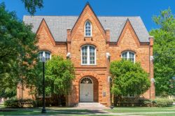 La Oliver-Barnard Hall al campus dell'Università dell'Alabama, USA - © Ken Wolter / Shutterstock.com