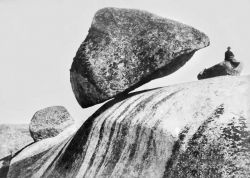 L'originale pietra mobile di Tandil  fotografata nel 1890. La pietra  "mobile" cadde rovinosamente nel 1927, oggi è sostituita da una copia, cementata