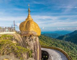 La pagoda Kyaiktiyo, o Golden rock, stato Mon, Birmania.  Il suo nome significa "pagoda sulla testa di un eremita" - © apiguide / Shutterstock.com