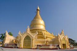 La pagoda Maha Wizara a Yangon, Myanmar. Costruita nel 1980, custodisce reliquie fonite dal re del Nepal  - © Mikhail Nekrasov / Shutterstock.com