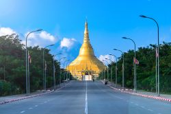 La Pagoda Uppatasanti nella nuova capitale della Birmania, Naypyidaw, vista dalla strada. Il nome significa "protezione contro le calamità".



