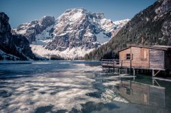 La palafitta sul Lago di Braies durante l'inverno ...