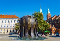 La palla di bronzo, il monumento dedicato alla liberazione della nazione nella piazza principale di Maribor in Slovenia - © Littleaom / Shutterstock.com