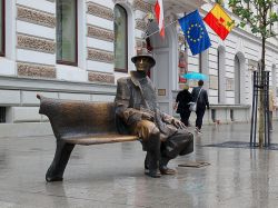 La panchina di Julian Tuwim a Lodz, Polonia. Questo monumento artistico dedicato al poeta polacco si trova in Piotrkowska Street - © Janusz Baczynski / Shutterstock.com