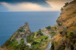 La panoramica strada tortuosa che porta a Forza d'Agrò, provincia di Messina, Sicilia. Sullo sperone di roccia, l'antico castello.
