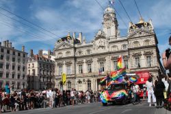 La parata del Gay Pride in Place des Terreaux a Lione, Francia.  Questa manifestazione celebra la cultura della comunità lesbica, gay, bisessuale e transgender - © Pierre Jean ...