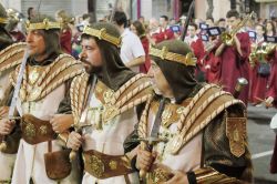 La parata della festa Moros y Cristianos a Orihuela a luglio in Spagna - © Isacco / Shutterstock.com