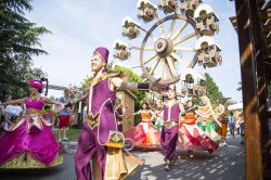 La parata di Segui la Magia denro al parco divertimenti di Leolandia, Lombardia