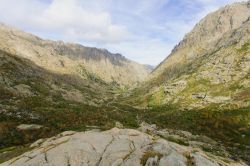 Un paesaggio brullo tipico dell'Alta Valle della Restonica - sembra di essere nelle Highlands scozzesi e invece, ci troviamo in Corsica, nella zona più in quota della splendida Valle ...