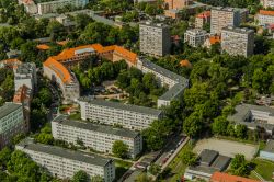 Panorama aereo della città moderna di Wroclaw, Polonia - Gli edifici della città costruiti durante il periodo comunista © cubee / Shutterstock.com