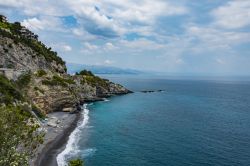 La parte orientale della Baia delle Sirene a Bergeggi in Liguria