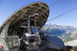 La partenza della Skyway del Monte Bianco, la spettacolare funivia sul tetto d'Europa - © oleandra / Shutterstock.com