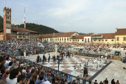 La partita a scacchi con personaggi viventi a Marostica, Veneto. Nel secondo week end di settembre degli anni pari, si svolge l'avvincente partita che rievoca la vicenda della figlia del ...