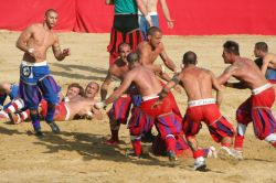 La partita del Calcio Storico Fiorentino di giugno, Toscana - © Lorenzo Noccioli - Calcio Storico, CC BY-SA 3.0, Wikipedia