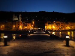 La passeggiata di Laigueglia by night, Liguria. Questa bella località in provincia di Savona è un piccolo borgo di mare che si estende sulla costa della Riviera Ligure di Ponente. 
 ...