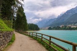 La passeggiata lungo il lago Santa Caterina a Auronzo di Cadore, Belluno, Veneto.
