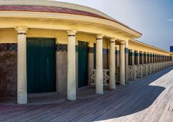 La passeggiata lungomare nella cittadina di Deauville, Normandia (Francia). Sulle pareti delle cabine ci sono i nomi delle stars del cinema - © Jacky D / Shutterstock.com