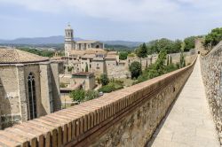 La passeggiata sulle mura medievali di GIrona in Catalogna (Spagna)