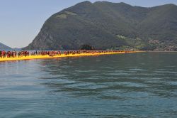 La passerella delle Floating Piers di Christo, collegante Peschiera Maraglio con Sulzano, sul Lago d'Iseo - © s74 / Shutterstock.com 