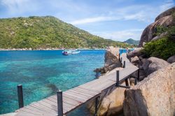 La passerella di legno sulla costa di Nang Yuan in Thaliandia, di fronte l'isola di Koh Tao