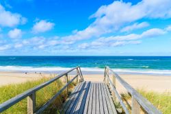 La passerella in legno che conduce al tratto di litorale di Westerland, Sylt, Germania.
