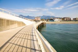 La passerella lungomare della città di Viareggio, provincia di Lucca, Toscana. Principale porto peschereccio di tutta la Versilia, Viareggio è una città di mare incoronata ...