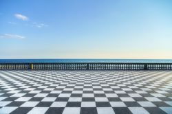 La pavimentazione della Terrazza Mascagni a Livorno, Toscana, al tramonto. E' costituito da una scacchiera di 8.700 metri quadrati con 34.800 piastrelle bianche e nere.
